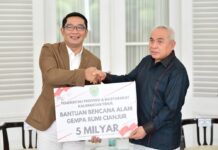 Gubernur Jawa Barat Ridwan Kamil menerima bantuan dari Gubernur Kalimantan Timur