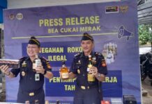Kepala Kantor Bea Cukai Merak Menggelar Press Release di halaman Kantor Bea Cukai
