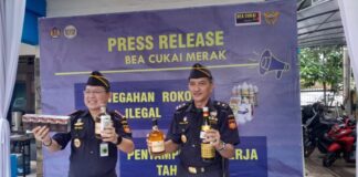 Kepala Kantor Bea Cukai Merak Menggelar Press Release di halaman Kantor Bea Cukai