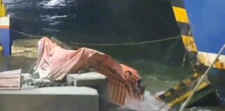 Cuaca Buruk Pelabuhan Merak Mobil Truk Pengangkut Semen Jatuh ke Laut Dermaga V