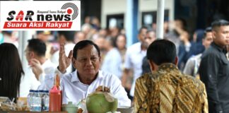 Antusias Ratusan Warga Jateng Lihat Jokowi dan Prabowo Makan Bakso Bareng: Semoga Tetap Merakyat