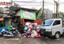 Kepala Pasar dan Camat Pasrah Menangani Sampah Pasar Ciluar