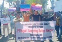 Ribuan Masa Aksi Demo Meminta Pj. Bupati Sampang Tolong Jangan Memicu Ketidakkondusifan