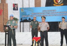 Komandan Paspampres Menyematkan Kapolda Metro Jaya Terima Penghargaan dan Brevet Kehormatan “Setia Waspada”