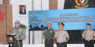 Komandan Paspampres Menyematkan Kapolda Metro Jaya Terima Penghargaan dan Brevet Kehormatan “Setia Waspada”