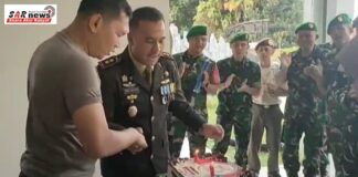 Letkol Inf. Yudi Hariyanto berikan surprise untuk AKBP Ari Setyawan Wibowo di Hari Jadi Bhayangkara ke 78