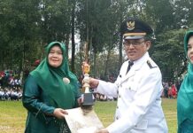 Camat Sukabumi Serahkan Piala penghargaan Kepada Ibu Kades Karawang Untuk Katagori Juara Satu Lomba Tumpeng Se Kecamatan Sukabumi