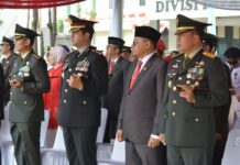 Kapolres Metro Depok Hadiri Upacara Pengibaran Sang Merah Putih dalam Rangka Hari Kemerdekaan RI ke-79 di Divif 1 Kostrad Cilodong