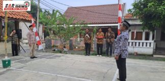 Benda baru, Warga Rt 05/Rw 25 Menggelar Upacara Pengibaran Bendera Merah Putih HUT RI ke- 79
