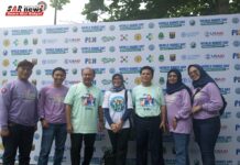 Sarah Haydari Dari USAid Serahkan Plakat Untuk Lima Orang Nara Sumber Di Acara Talk Show Kilat World Rabies Days