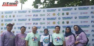 Sarah Haydari Dari USAid Serahkan Plakat Untuk Lima Orang Nara Sumber Di Acara Talk Show Kilat World Rabies Days