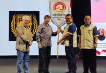 Ketua Wanbin FORMAS Hashim Djojohadikusumo, Serahkan Pataka Organisasi untuk Dr. Jan S Maringka Pimpinan Presidium PNI