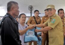 Bupati Simalungun Salurkan Bantuan Paket Sembako dari Wapres RI Kepada Korban Banjir di Parapat