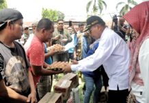 Beri Bantuan Kepada Warga Terdampak Banjir Di Serbelawan, Bupati Simalungun Himbau Warga Tidak Buang Sampah Sebarangan