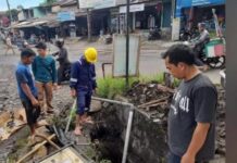 Perumdam TJM Perbaiki Pipa Bocor di Dekat Stasiun Parungkuda