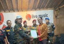 Gabriyel Alexsander Serahkan SK ketua DPC GRIB Jaya Kabupaten Sukabumi kepada H.Bram