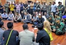 Bupati Simalungun Sambut Aksi Unjuk Rasa BEM STAI PB Perdagangan dengan Penuh Keramahan.