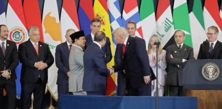 Pose Jempol Prabowo Warnai Hangatnya Sesi Foto Pemimpin Dunia di KTT Perdamaian Gaza