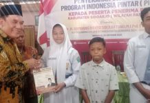 Legislator Gerindra Kembali Serahkan Bantuan PIP untuk Pelajar di Sidoarjo Barat