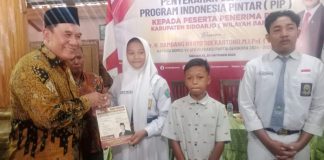 Legislator Gerindra Kembali Serahkan Bantuan PIP untuk Pelajar di Sidoarjo Barat