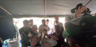 Momen Prabowo Makan Masakan Warga Pengungsi Saat Cek Dapur di Aceh, Pastikan Gizi dan Kelayakan
