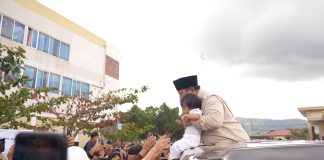 Momen Prabowo Gendong Balita di Takengon Penuh Haru, Diunggah Sang Ibu