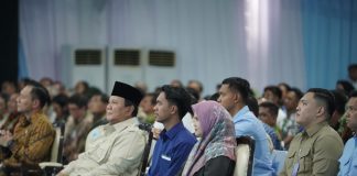 Momen Prabowo Duduk Bersebelahan dengan ART dan Tukang Seblak di Serah Terima Rumah Subsidi