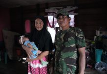 Cerita Personel TNI Sertu Giman saat Berenang Tembus Banjir Bandang Selamatkan Bayi 1 Bulan Pakai Baskom