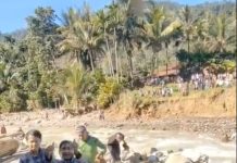 Haru TNI Awak Heli Pengantar Logistik saat Diberi Sepikul Durian dari Warga Terisolasi Gayo Lues