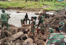 Sinergi TNI–Polri Percepat Pemulihan Sumbar: Bersihkan Pasar hingga Rumah Warga
