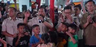 Momen Prabowo Panjatkan Doa Awal Tahun dan Didoakan Balik oleh Warga di Pengungsian Batu Hula
