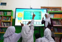 17 Ribu Papan Interaktif Digital Terkirim ke Sekolah-sekolah di Sumut, Siswa Lebih Semangat Belajar