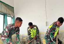 TNI AD dan Warga Bahu-membahu Bersihkan Rumah hingga Pondok Bersalin Terdampak Bencana Banjir