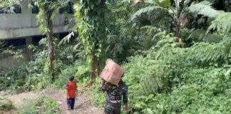 Pastikan Bantuan Sampai ke Desa, TNI Jalan Kaki Distribusikan Logistik Warga Terdampak Bencana