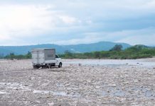 Seberangi Sungai, Petugas SPPG di Pedalaman NTT Bertaruh Nyawa Antar MBG, Harap Jembatan Dibangun