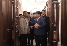 Mahasiswa Asal Papua Gembira Bertemu Prabowo di London, Berikan Karya Buku Terbarunya