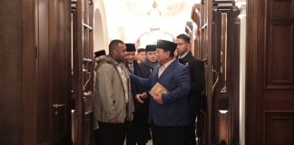 Mahasiswa Asal Papua Gembira Bertemu Prabowo di London, Berikan Karya Buku Terbarunya