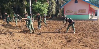 TNI Fokus Bersihkan Rumah Lansia di Lokasi Tedampak Bencana Sumatera