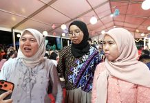 Melipir usai Ngantor, Tiga Sahabat Ini Terpukau Sajian Keberagaman di Imlek Festival 2577