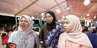 Melipir usai Ngantor, Tiga Sahabat Ini Terpukau Sajian Keberagaman di Imlek Festival 2577