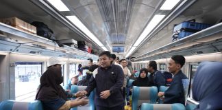 Mudik Gratis Mas Kawe Berangkatkan 395 Pemudik dari Stasiun Pasar Senen dengan KA Blambangan Express