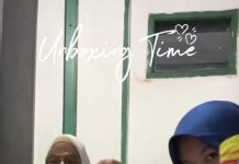 Momen Warga Unboxing Bingkisan dari Open House Prabowo, Ada Sekaleng Biskuit, Tumbler, hingga Sembako