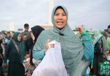 Ibu Ini Unboxing Paket Sembako dan Baju Gamis di Pasar Murah Pemerintah: Isinya Padat Banget!