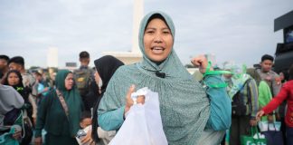 Ibu Ini Unboxing Paket Sembako dan Baju Gamis di Pasar Murah Pemerintah: Isinya Padat Banget!