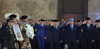 Prabowo Beri Penghormatan Terakhir 3 Jenazah Pahlawan Perdamaian RI yang Gugur di Lebanon