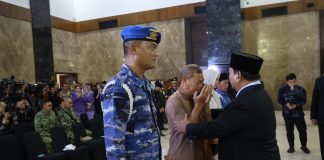 Momen Haru Prabowo Peluk dan Cium Putra Prajurit TNI yang Gugur di Lebanon