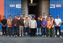 Di Tengah Sidak Gudang Bulog di Magelang, Prabowo Sapa dan Foto Bareng Pegawai