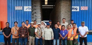 Di Tengah Sidak Gudang Bulog di Magelang, Prabowo Sapa dan Foto Bareng Pegawai