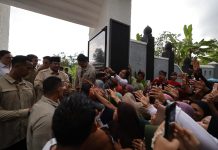Prabowo Disambut Hangat Warga Banyumas Saat Ziarah ke Makam Margono Djojohadikusumo, Warga: Sehat Selalu!