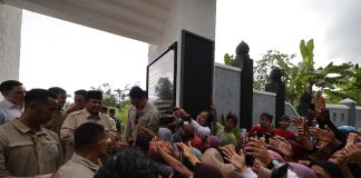 Prabowo Disambut Hangat Warga Banyumas Saat Ziarah ke Makam Margono Djojohadikusumo, Warga: Sehat Selalu!